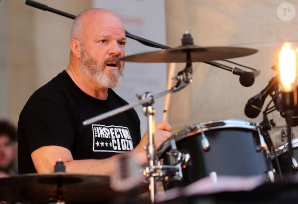 Exclusif - Le grand chef et animateur TV Philippe Etchebest donne un concert avec son groupe de Rock "Chef and the Gang" à l'occasion de la Fête de la Musique à Bordeaux, le 21 Juin 2019. Philippe Etchebest et son groupe jouaient devant le restaurant "Le Quatrième Mur" face à l'Opéra de Bordeaux. © Patrick Bernard / Bestimage