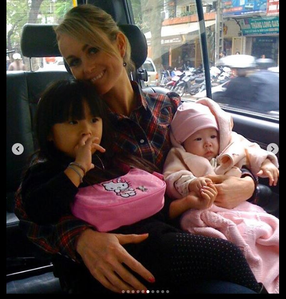 Laeticia Hallyday comblée auprès de ses fille Jade et Joy pour la fête des Mères célébrée le 10 mai 2020 aux Etats-Unis.