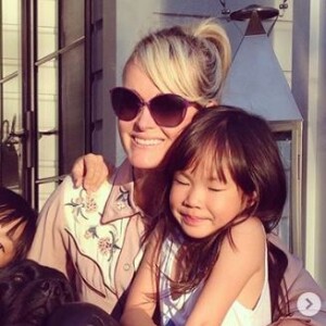 Laeticia Hallyday comblée auprès de ses fille Jade et Joy pour la fête des Mères célébrée le 10 mai 2020 aux Etats-Unis.