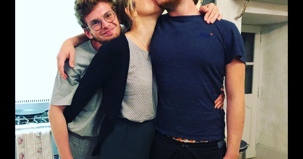 Qui Sont Les Fils De Julie Gayet Julie Gayet se montre avec ses deux fils Tadeo et Ezéchiel sur