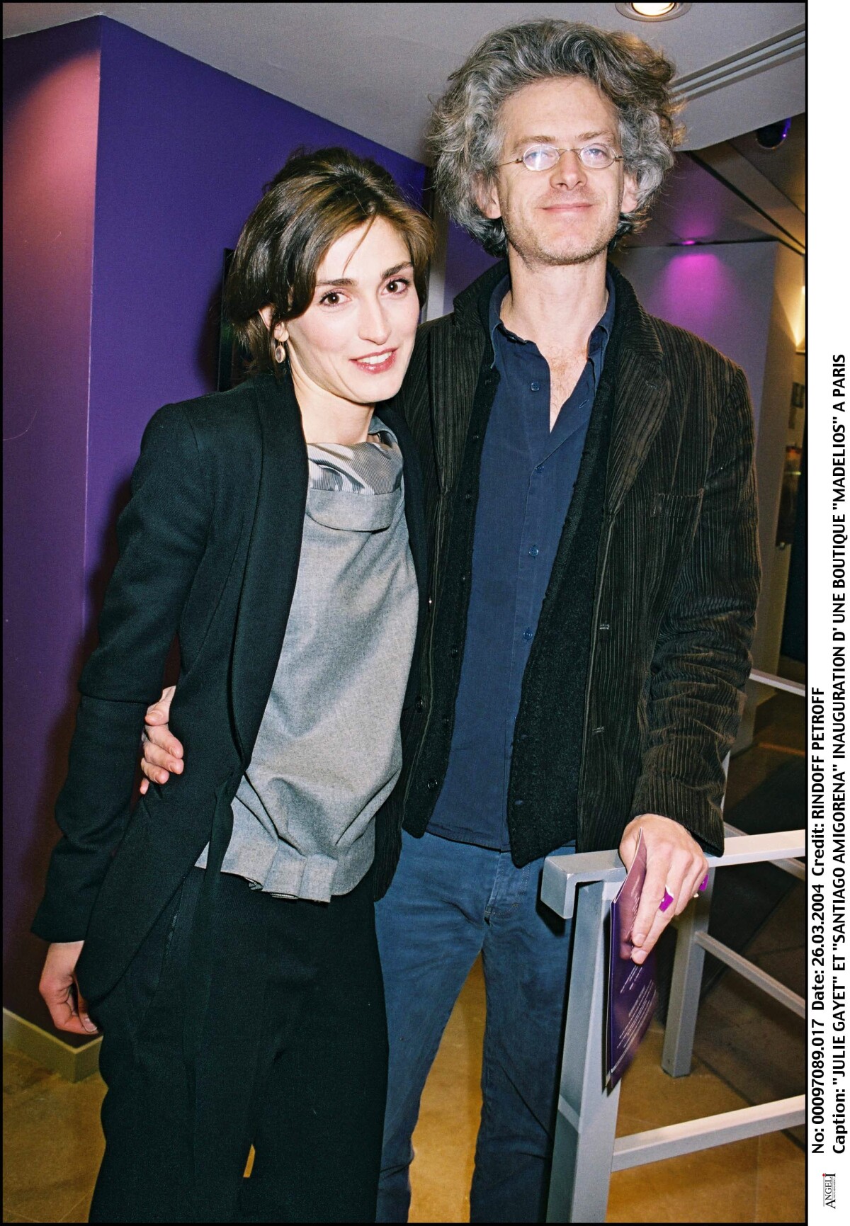 Photo Julie Gayet et Santiago Amigorena à Paris, le 26 mars 2004