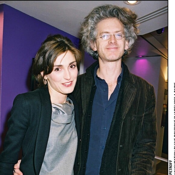 Julie Gayet et Santiago Amigorena à Paris, le 26 mars 2004.