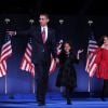 Barack Obama, son épouse Michelle et leurs deux filles, Malia et Sasha, à Chicago, en 2008, après avoir remporté les élections présidentielles américaines.