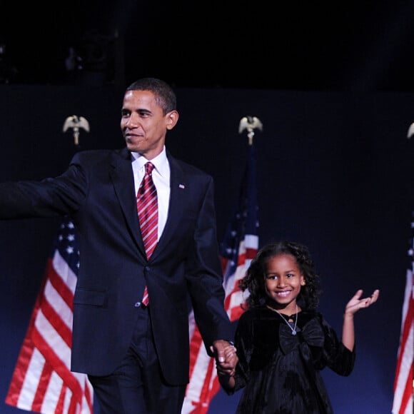 Barack Obama, son épouse Michelle et leurs deux filles, Malia et Sasha, à Chicago, en 2008, après avoir remporté les élections présidentielles américaines.