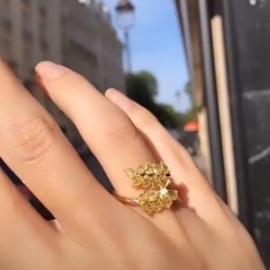 Iris Mittenaere dévoile la bague que Diego lui a offert pour son anniversaire. Instagram. Le 6 mai 2020.