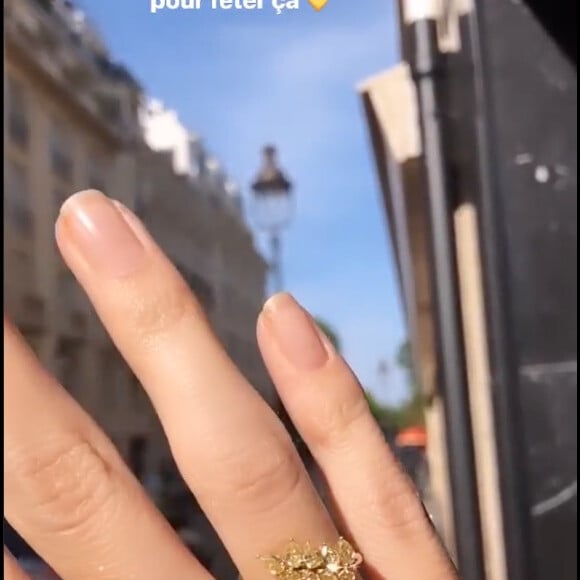 Iris Mittenaere dévoile la bague que Diego lui a offert pour son anniversaire. Instagram. Le 6 mai 2020.