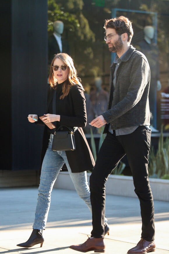 Exclusif - Emma Stone et son fiancée Dave McCary à la sortie d'un restaurant à Los Angeles, le 27 février 2020.