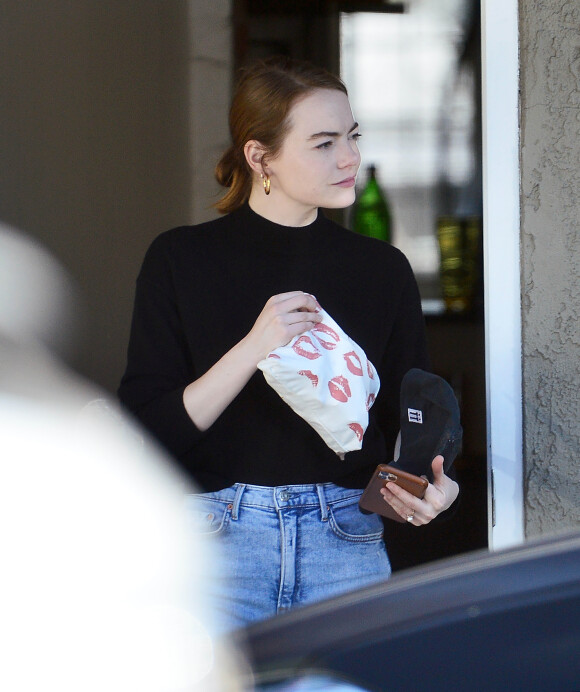 Exclusif - Emma Stone dans le quartier de West Hollywood à Los Angeles, le 17 février 2020