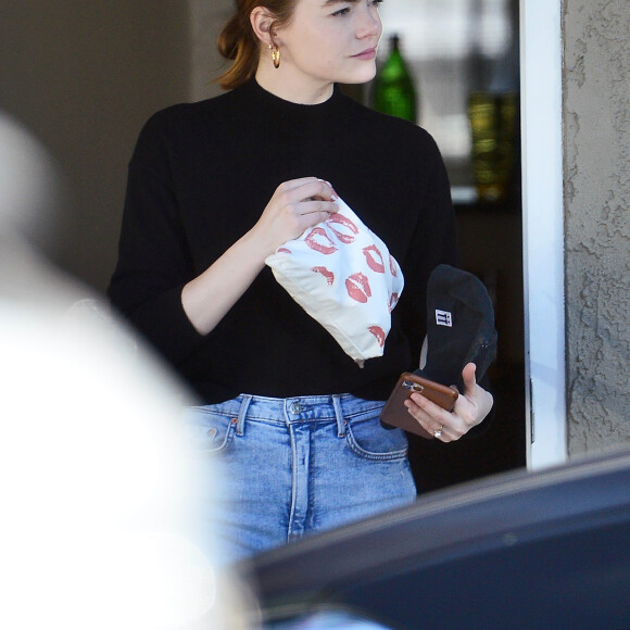 Exclusif - Emma Stone dans le quartier de West Hollywood à Los Angeles, le 17 février 2020