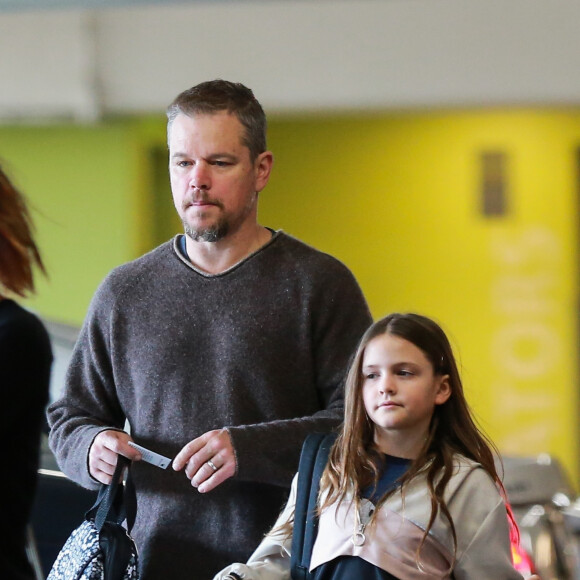 Exclusif - Matt Damon se balade avec sa femme Luciana et ses trois filles Isabella, Stella et Gia dans le quartier de Santa Monica à Los Angeles, le 7 février 2020