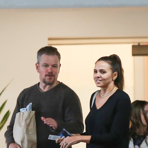 Exclusif - Matt Damon se balade avec sa femme Luciana et ses trois filles Isabella, Stella et Gia dans le quartier de Santa Monica à Los Angeles, le 7 février 2020
