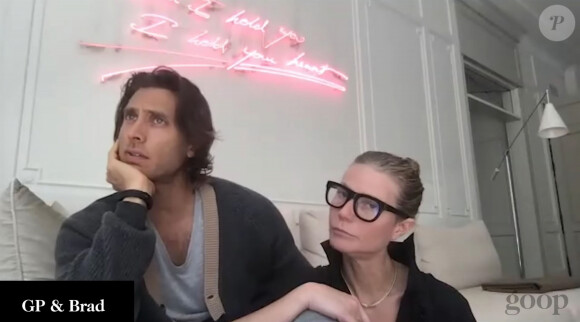 Gwyneth Paltrow fait allusion à la frustration sexuelle pendant le confinement lié à l'épidémie de coronavirus (covid-19) alors qu'elle discute avec un conseillé et son mari Brad Falchuk. Le 29 mars 2020 sur YouTube.