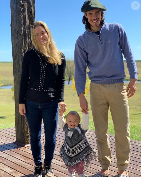 Edinson Cavani (PSG) est retourné dans son pays natal, l'Uruguay, pour ne pas être confiné à Paris. Avec avec sa compagne Jocelyn Burgardt et leur fille India le 14 avril 2020.