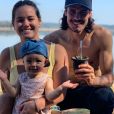 Edinson Cavani (PSG) est retourné dans son pays natal, l'Uruguay, pour ne pas être confiné à Paris. Avec avec sa compagne Jocelyn Burgardt et leur fille India le 20 avril 2020.