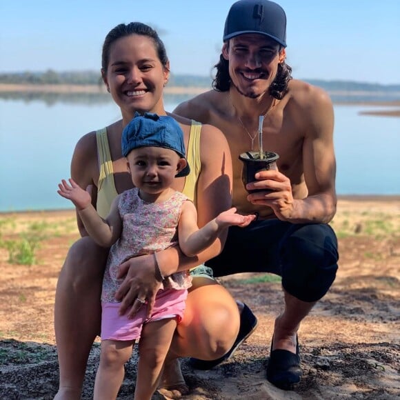Edinson Cavani (PSG) est retourné dans son pays natal, l'Uruguay, pour ne pas être confiné à Paris. Avec avec sa compagne Jocelyn Burgardt et leur fille India le 20 avril 2020.
