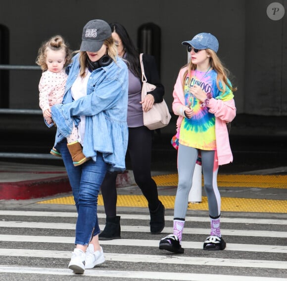 Exclusif - Jamie Lynn Spears arrive à l'aéroport de LAX pour prendre l’avion avec ses filles Maddie et Ivey à Los Angeles, le 23 février 2020  Please hide children face prior publication Exclusive - Jamie Lynn Spears with her two daughters, Maddie and Ivey, at LAX airport in Los Angeles, CA on 02-23-20. Maddie is seen wearing a bandage on her wrist from a "recess accident" last week. 23rd february 202023/02/2020 - Los Angeles