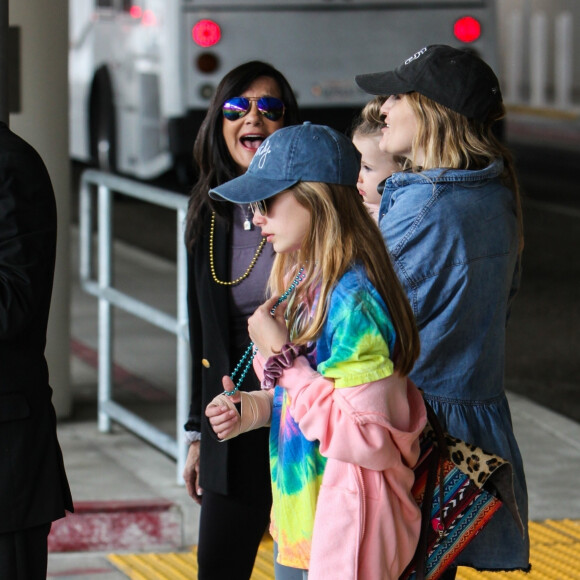 Exclusif - Jamie Lynn Spears arrive à l'aéroport de LAX pour prendre l’avion avec ses filles Maddie et Ivey à Los Angeles, le 23 février 2020  Please hide children face prior publication Exclusive - Jamie Lynn Spears with her two daughters, Maddie and Ivey, at LAX airport in Los Angeles, CA on 02-23-20. Maddie is seen wearing a bandage on her wrist from a "recess accident" last week. 23rd february 202023/02/2020 - Los Angeles