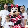 Info - Jamie Lynn Spears est enceinte de son deuxième enfant - Jamie Lynn Spears, son mari Jamie Watson et sa fille Maddie posent avec Minnie devant le château de Cendrillon à Disney à Lake Buena Vista, le 14 août 2014.  Actress and country music artist Jamie Lynn Spears poses with her husband, Jamie Watson, her six-year-old daughter Maddie and Minnie Mouse in front of Cinderella Castle at the Magic Kingdom park August 14, 2014 in Lake Buena Vista, Florida.14/08/2014 - Lake Buena Vista