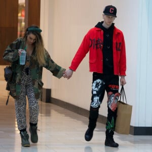 Exclusif - Après des semaines de rumeur de rapprochement, Machine Gun Kelly, 29 ans, et le mannequin Sommer Ray, 23 ans, ont été vus en train de s'embrasser alors qu'ils faisaient du shopping dans un centre commercial à Los Angeles, le 16 mars 2020. Il y a quelques semaines, Sommer Ray avait assisté au concert du célèbre rappeur.