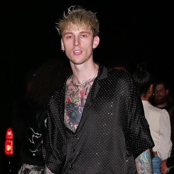 Exclusif - Machine Gun Kelly arrive à la soirée pre-Grammy chez P. Diddy dans le quartier de Beverly Hills à Los Angeles, le 26 janvier 2020