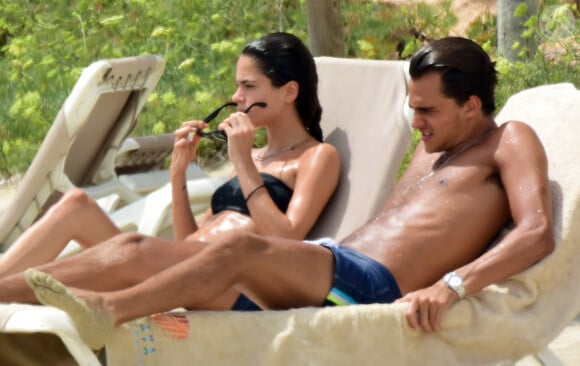 Martina Stoessel et son compagnon Pepe Barroso en vacances à Ibiza le 1er aout 2017.