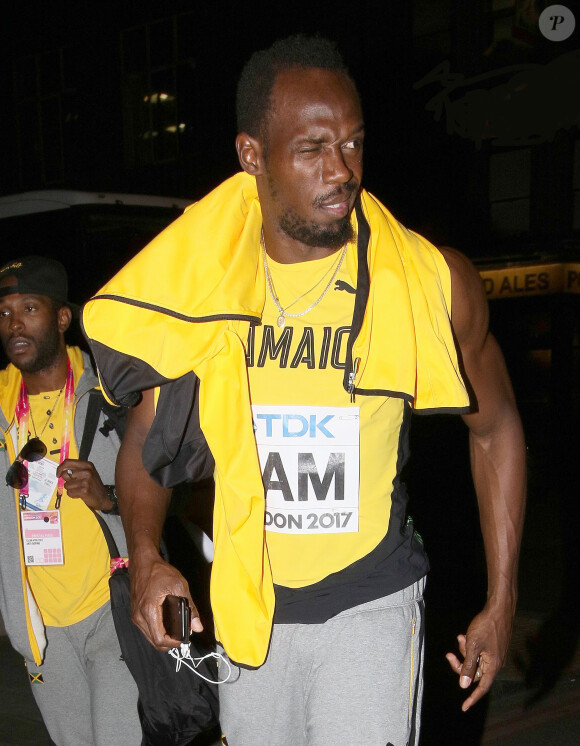 Usain Bolt rentre à son hôtel après sa blessure lors de sa dernière course, le 4x100 m, aux Championnats du monde à Londres, Royaume Uni, le 12 août 2017.