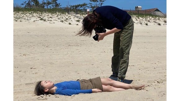 Charlotte Gainsbourg et sa fille Joe à la plage : séance photo à deux