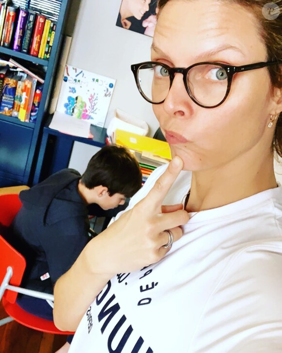 Sylvie Tellier fait l'école à la maison pendant le confinement, photo Instagram du 19 mars 2020