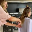 Gisele Bündchen coupe les cheveux de sa fille, Vivian Lake. Mai 2020.