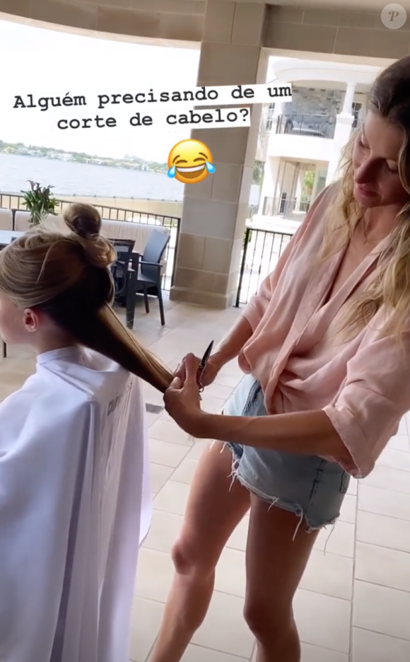Gisele Bündchen coupe les cheveux de sa fille, Vivian Lake. Mai 2020.