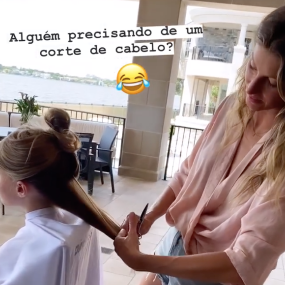 Gisele Bündchen coupe les cheveux de sa fille, Vivian Lake. Mai 2020.