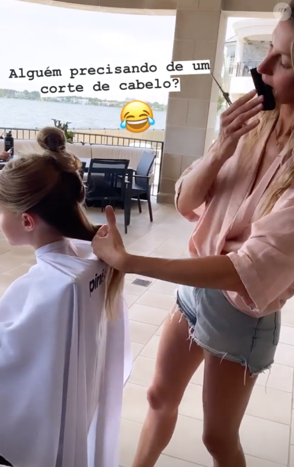 Gisele Bündchen coupe les cheveux de sa fille, Vivian Lake. Mai 2020.