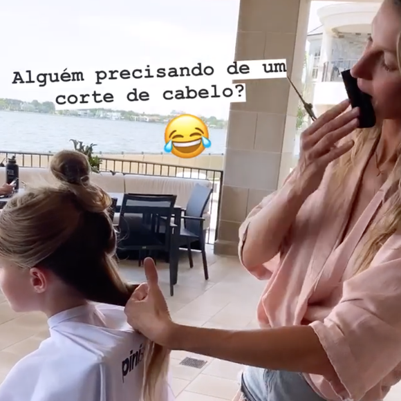 Gisele Bündchen coupe les cheveux de sa fille, Vivian Lake. Mai 2020.