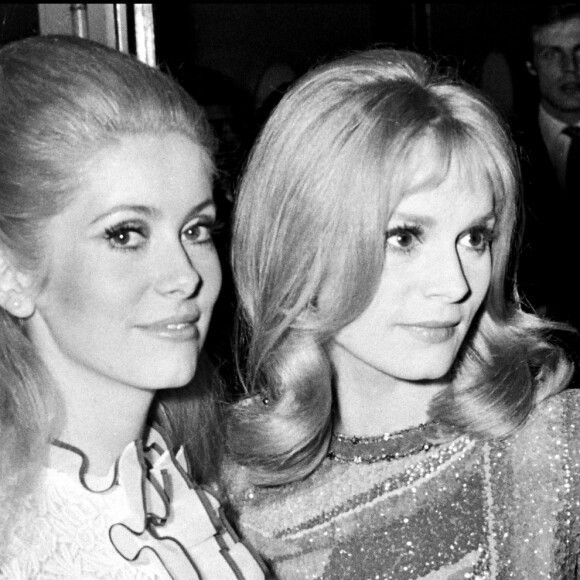 Catherine Deneuve et sa soeur Françoise Dorléac lors de la première du film "Les Demoiselles de Rochefort" à Paris en 1967.