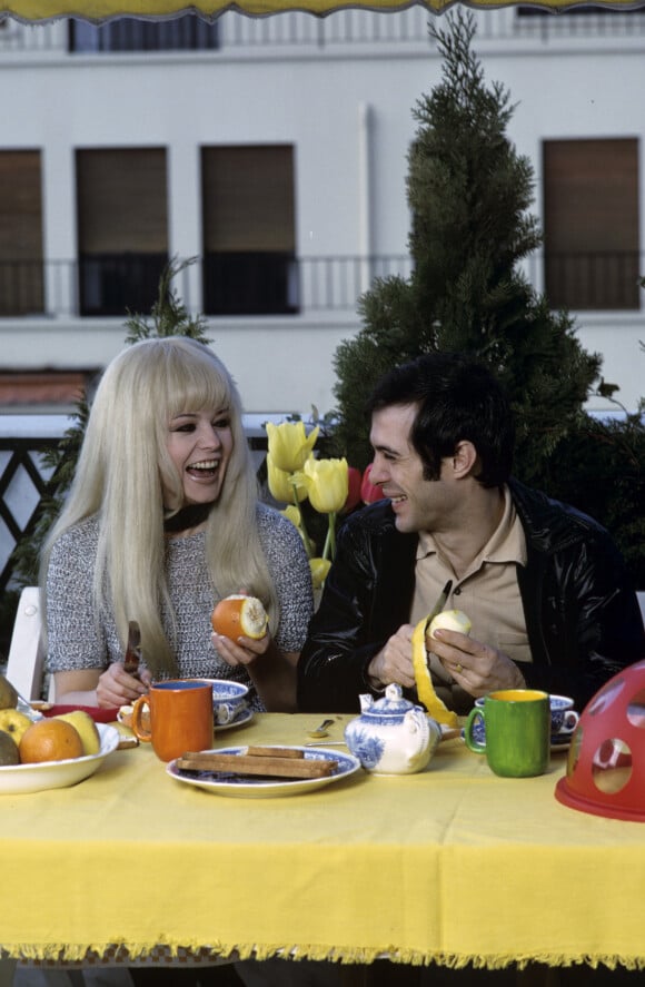 En France, à Paris, Guy Bedos et sa femme Sophie Daumier chez eux le 21 mars 1969.