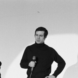 En France, à Paris, Sophie Daumier et Guy Bedos sur le plateau de l'émission "Aimez-vous les unes les autres" le 26 mars 1969.