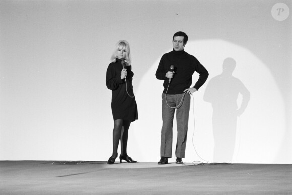 En France, à Paris, Sophie Daumier et Guy Bedos sur le plateau de l'émission "Aimez-vous les unes les autres" le 26 mars 1969.