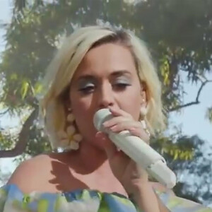 Katy Perry, enceinte chante 'Never Really Over' et 'Daisies' en direct pour l'émission Good Morning America.