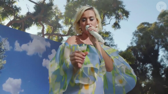 Katy Perry, enceinte chante 'Never Really Over' et 'Daisies' en direct pour l'émission Good Morning America.