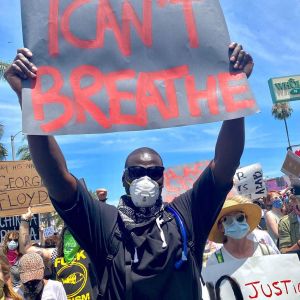 Omar Sy a manifesté à Los Angeles le samedi 30 mai 2020, indigné par la mort de George Floyd survenue le 25 mai à Minneapolis. 