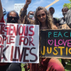 Paris Jackson manifeste avec le mouvement Black Lives Matter, contre les violences policières, après la mort de George Floyd. Los Angeles, le 30 mai 2020.