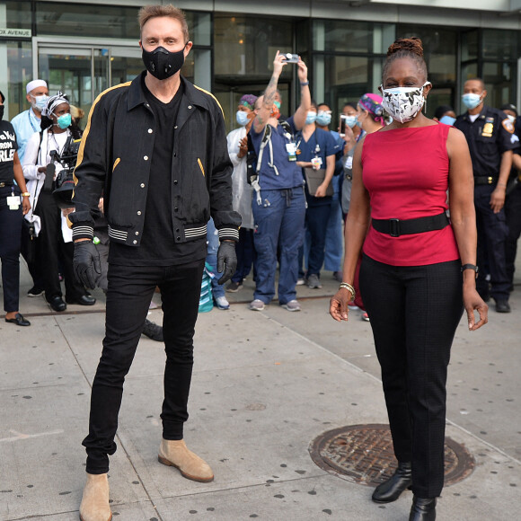 David Guetta et Chirlane McCray (l'épouse du maire de New York, Bill de Blasio) à l'hôpital NYC Health + Hospitals / Harlem, à Harlem. New York, le 30 mai 2020.