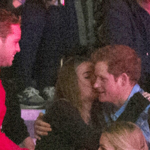 Le prince Harry et sa compagne Cressida Bonas s'embrassent dans les tribunes du stade de Wembley lors de l'évènement "We Day UK" à Londres. Le 7mars 2014