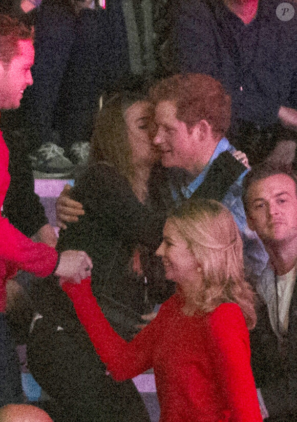 Le prince Harry et sa compagne Cressida Bonas s'embrassent dans les tribunes du stade de Wembley lors de l'évènement "We Day UK" à Londres. Le 7mars 2014