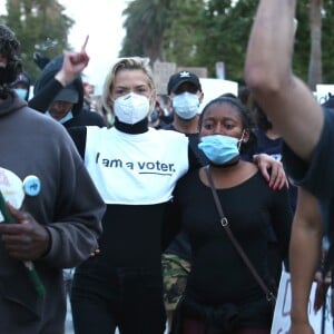 Théma - Les people USA soutiennent le mouvement Black Lives Matter - Jaime King manifeste au Black Lives Matter en mémoire de George Floyd à Los Angeles pendant l'épidémie de Coronavirus Covid-19, le 2 juin 2020