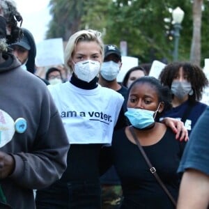 Jaime King manifeste au Black Lives Matter en mémoire de George Floyd à Los Angeles pendant l'épidémie de Coronavirus Covid-19, le 2 juin 2020