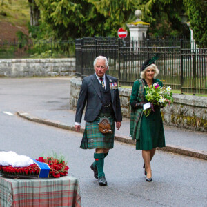 Le prince Charles, prince de Galles, et Camilla Parker Bowles, duchesse de Cornouailles, observent deux minutes de silence dans le cadre de la commémoration du 75ème anniversaire de la victoire du 8 mai 1945 devant le mémorial de Balmoral, le 8 mai 2020.