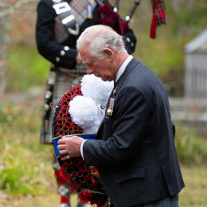 Le prince Charles, prince de Galles, et Camilla Parker Bowles, duchesse de Cornouailles, observent deux minutes de silence dans le cadre de la commémoration du 75ème anniversaire de la victoire du 8 mai 1945 devant le mémorial de Balmoral, le 8 mai 2020.