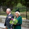 Le prince Charles, prince de Galles, et Camilla Parker Bowles, duchesse de Cornouailles, observent deux minutes de silence dans le cadre de la commémoration du 75ème anniversaire de la victoire du 8 mai 1945 devant le mémorial de Balmoral, le 8 mai 2020.