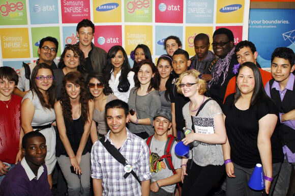 Cory Monteith et Naya Riviera (Glee) font une apparition au magazin AT&T à Skokie. Le 3 juin 2011.